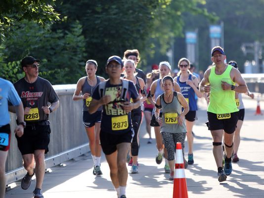 Walkway Marathon 2017 - credit Tania Savayan - Poughkeepsie Journal